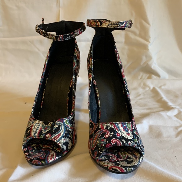 Peep toe fabric heels - Picture 2 of 4